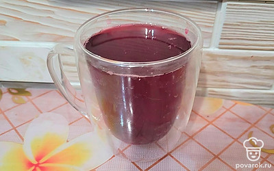 Готовый компот процедите, разлейте по бокалам. Подавайте к столу охлажденным. 