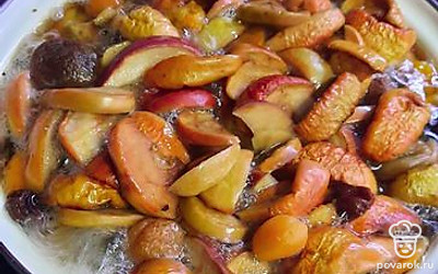 Доведите компот до кипения.