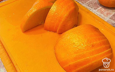 Апельсин помойте и нарежьте дольками.