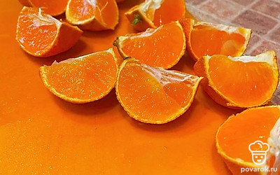 Мандарины нарежьте крупными кусочками.