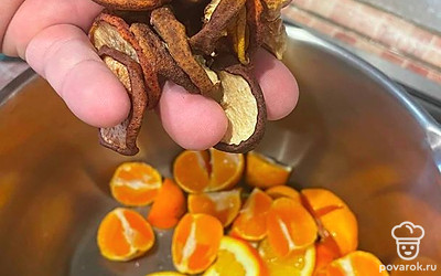 Апельсины и мандарины выложите в кастрюлю с водой. Варите несколько минут. Добавьте сушеную грушу.