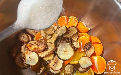 Добавьте сахар по вкусу. Я добавила 5 столовых ложек.