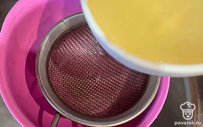 Настоявшийся компот процедите и разлейте по бутылкам.