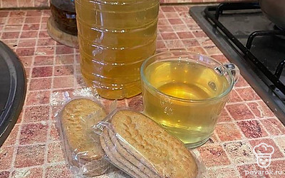 Вкусный компот для всей семьи готов. Достаньте любимое печенье. Пейте с удовольствием!