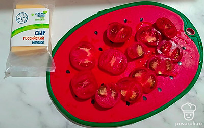 Нарезать помидоры тонкими слайсами.