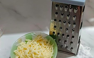Натереть сыр на крупной терке.