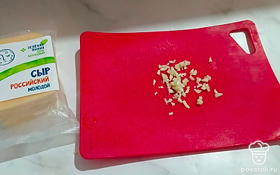 Мелко нарубить чеснок.