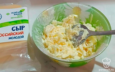 К сыру добавить майонез, чеснок, хорошо перемешать.