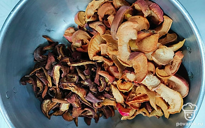 Сушеные яблоки и груши хорошо промойте.