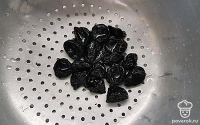Промойте чернослив. 