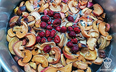 Залейте сухофрукты водой. Добавьте промытый шиповник. 