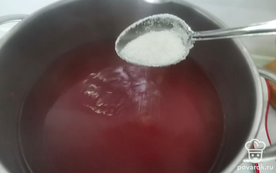 Удалите шумовкой фрукты и добавьте сахар. Варите еще 2 минуты. 