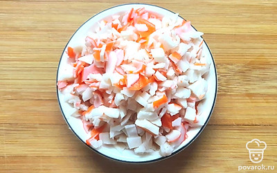 Крабовые палочки мелко нарежьте.