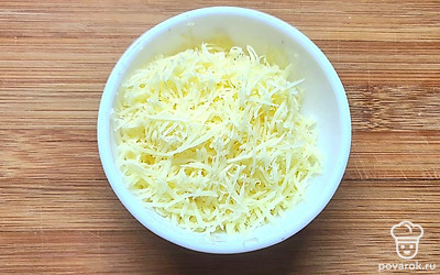 Сыр натрите на мелкой терке.