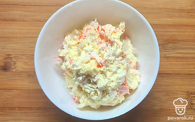 Заправьте майонезом крабовые палочки и сыр. Тщательно перемешайте.