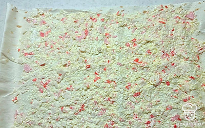 Разверните лаваш и намажьте на него получившуюся смесь.