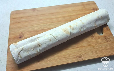 Сверните лаваш в рулет.