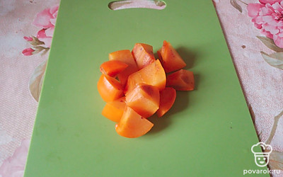 Помыть и нарезать хурму.