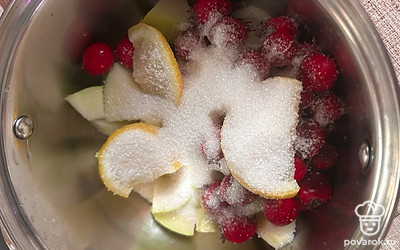 Добавить три лимона и сахар по вкусу.