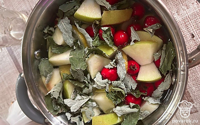 В конце выложить мытую мяту. Отправить на газ, варить 30 минут.