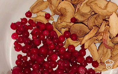 Ягоды и яблоки промыть (при необходимости) и положить в кастрюлю.