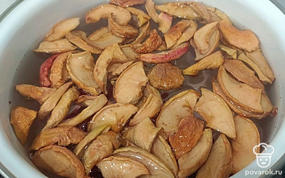 В кастрюлю добавить воду и поставить на средний огонь.