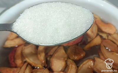 Добавить сахар по вкусу. На два литра воды я кладу 3 столовых ложки.