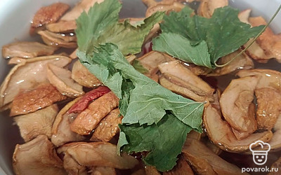 Перед закипанием положить листья черной смородины.
Дать покипеть 2-3 минуты и оставить настаиваться 15 минут (или до полного остывания). Компот получается с кислинкой, если не переборщить с сахаром.