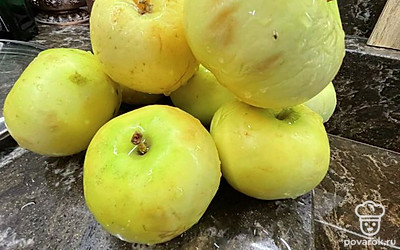 Яблоки сполоснуть под проточной водой.