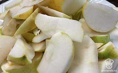 Нарезать яблоки дольками, сердцевину выкинуть. В кипящую воду закинуть дольки и варить 10 минут.