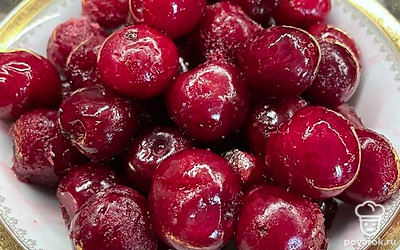 Вишню перебрать и сполоснуть. Убрать лишние веточки и листья.