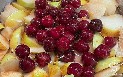 Добавить к яблокам вишню и сахар, довести до кипения и отключить.