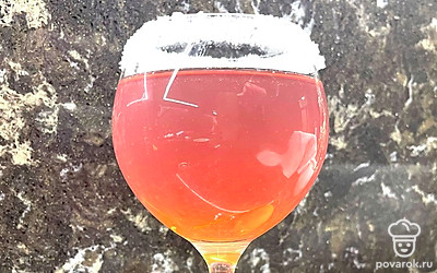 Перед подачей налить в красивые бокалы, украсив сахаром. Обмакнуть края бокала сначала в воду, потом в сахар.