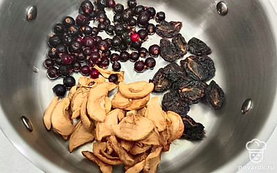 По необходимости промываем все ингредиенты и отправляем их в кастрюлю.