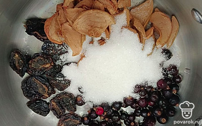 Кладем сахар по вкусу. Я кладу 3 столовые ложки.