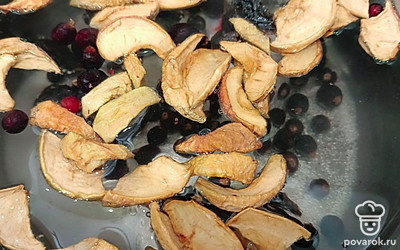 Заливаем водой и отправляем на средний огонь.