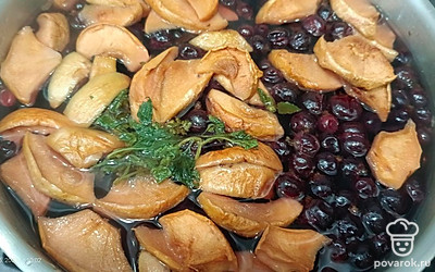 После закипания добавляем веточку мяты. Через минуту выключаем огонь.
Даем настояться 15 минут или до полного остывания.