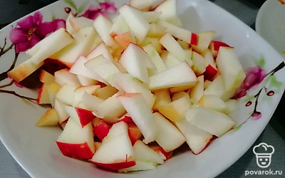 Яблоки режем некрупными кусочками. Наливаем в кастрюлю холодную воду, ставим на огонь. 