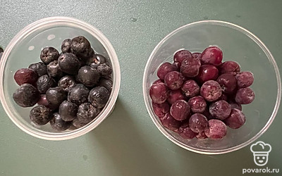 Хорошо помыть ягоды красной и черной рябины.