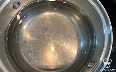 Налить в кастрюлю воду, поставить на огонь.