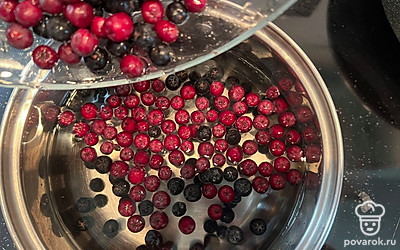 Засыпать ягоды рябины.