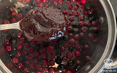 Добавить сливовый джем, перемешать. Довести до кипения и варить 5 минут.