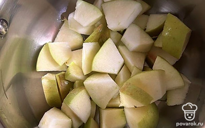 Помыть одно яблоко, нарезать на мелкие кусочки. Добавить в кастрюлю.