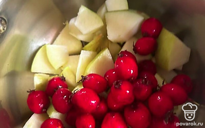 Следом помыть боярышник и выложить в кастрюлю.