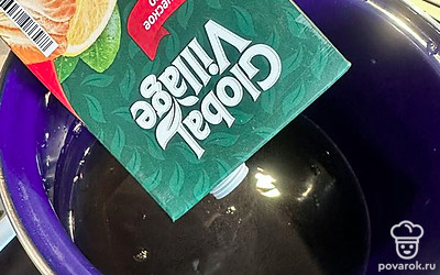 В кастрюлю вливаем сок.