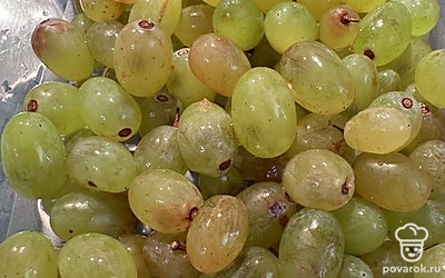 Виноград хорошо промываем, убираем веточки.