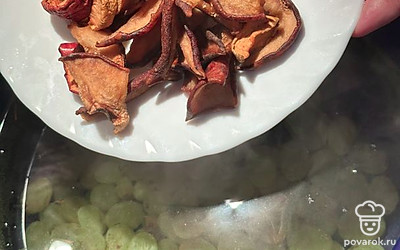 В кастрюлю вливаем пять стаканов воды, добавляем виноград и сухофрукты.