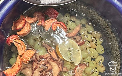 Добавляем лимон и высыпаем сахар. Варим 30 минут на среднем огне, периодически помешивая, до готовности.