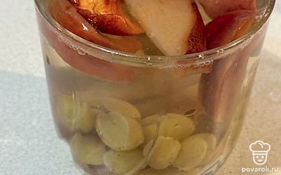 Подаем компот порционно. Приятного аппетита!