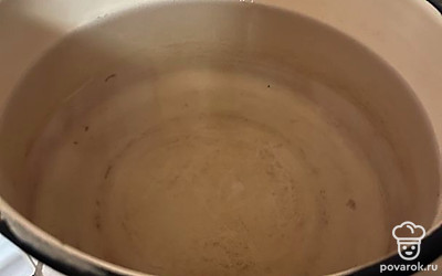 Вскипятите воду, добавьте сахар до полного растворения.